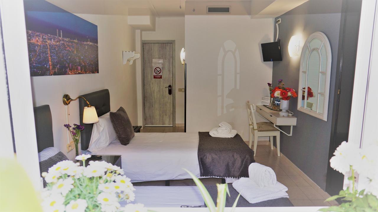 Hostal Lleida Barselona Dış mekan fotoğraf